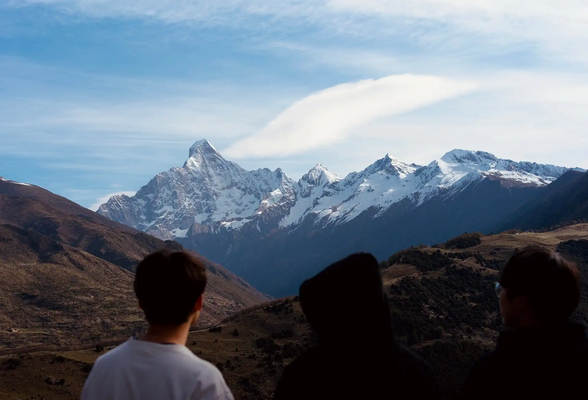 Montañas y equipo mirando al horizonte
